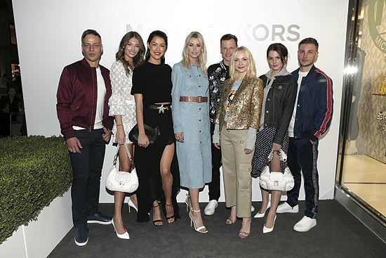 Tom Wlaschiha (in Michael Kors Mens), Lorena Rae, Rebecca Mir, Lena Gercke (alle in Michael Kors Collection), Lars Burmeister, ( in Michael Kors Mens), Janin Ullmann, Ruby O.Fee (in Michael Kors Collection) und Jannik Sch&uuml;mann ( in Michael Kors Mens)  (Foto von Gisela Schober / Getty Images f&uuml;r Michael Kors) 